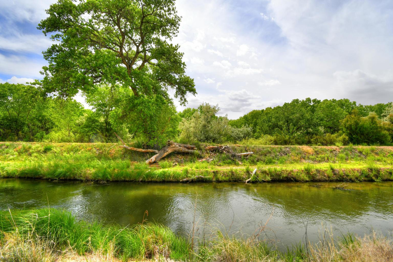 Home with Hangar For sale MidValley Airpark, Los Lunas, Albuquerque