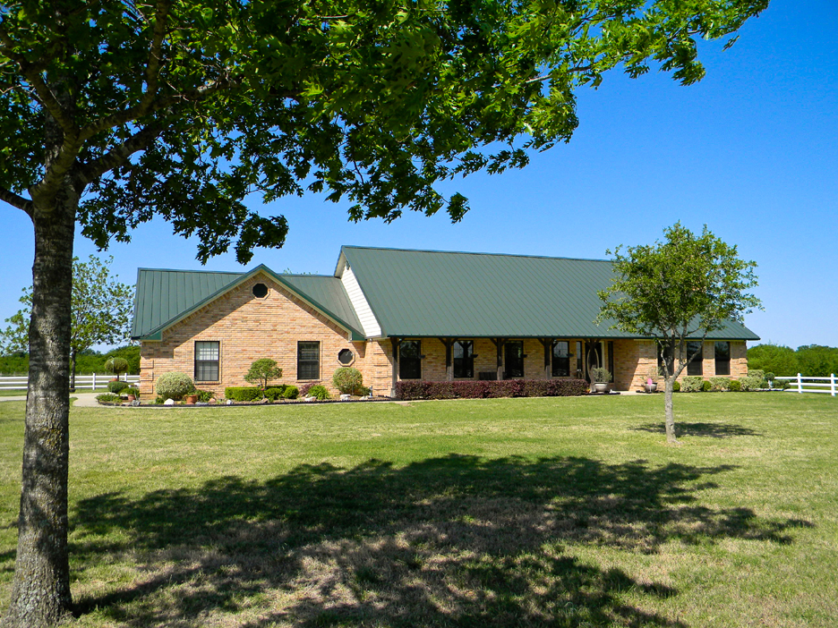 Homes with hangars for sale near Corsicana, Texas 76049